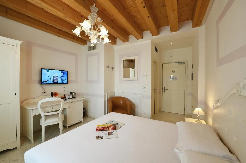 Double or Twin GARDEN VIEW ONE BEDROOM Room, Hotel Villa Patriarca, Venice