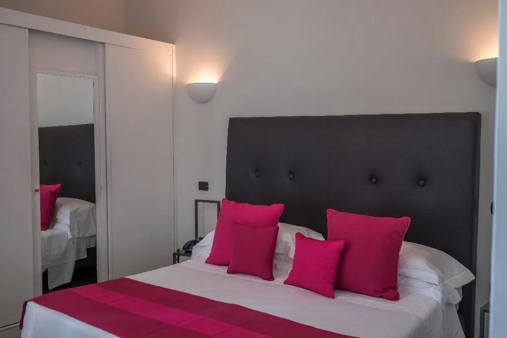 Double or Twin DELUXE WITH TERRACE Room, Majestic Palace, Naples