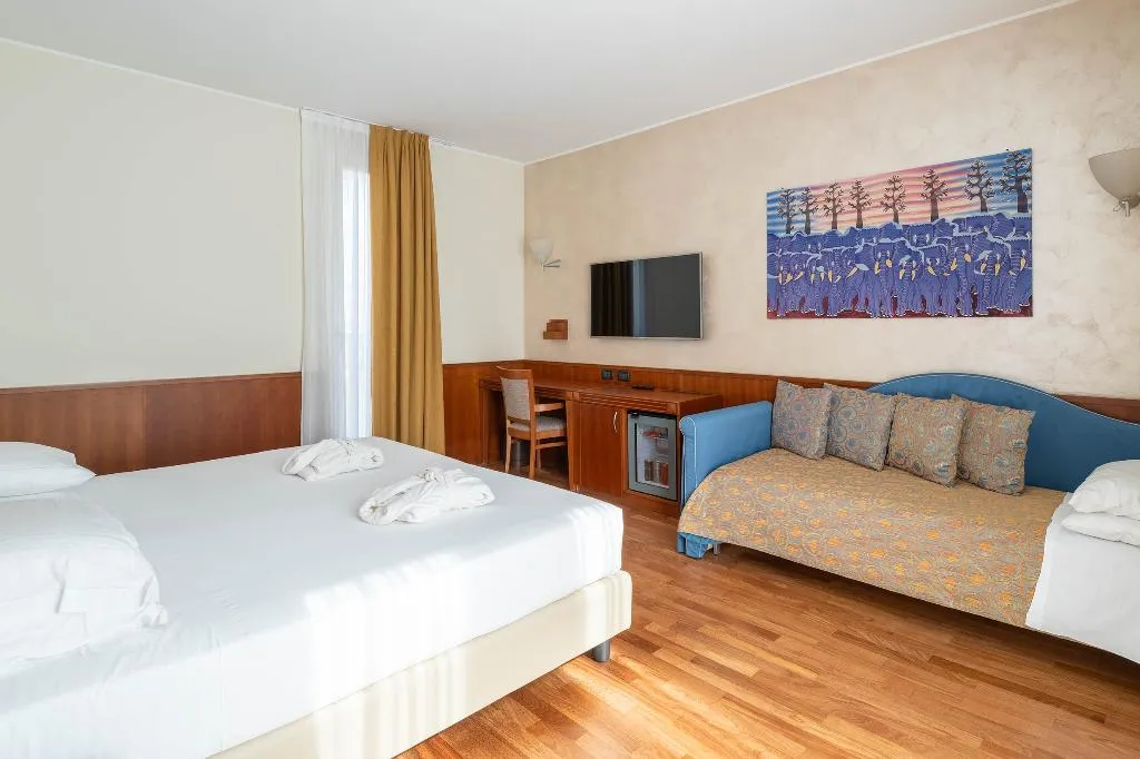 FAMILY ROOM STANDARD Room, Hotel Raffaello, Milan