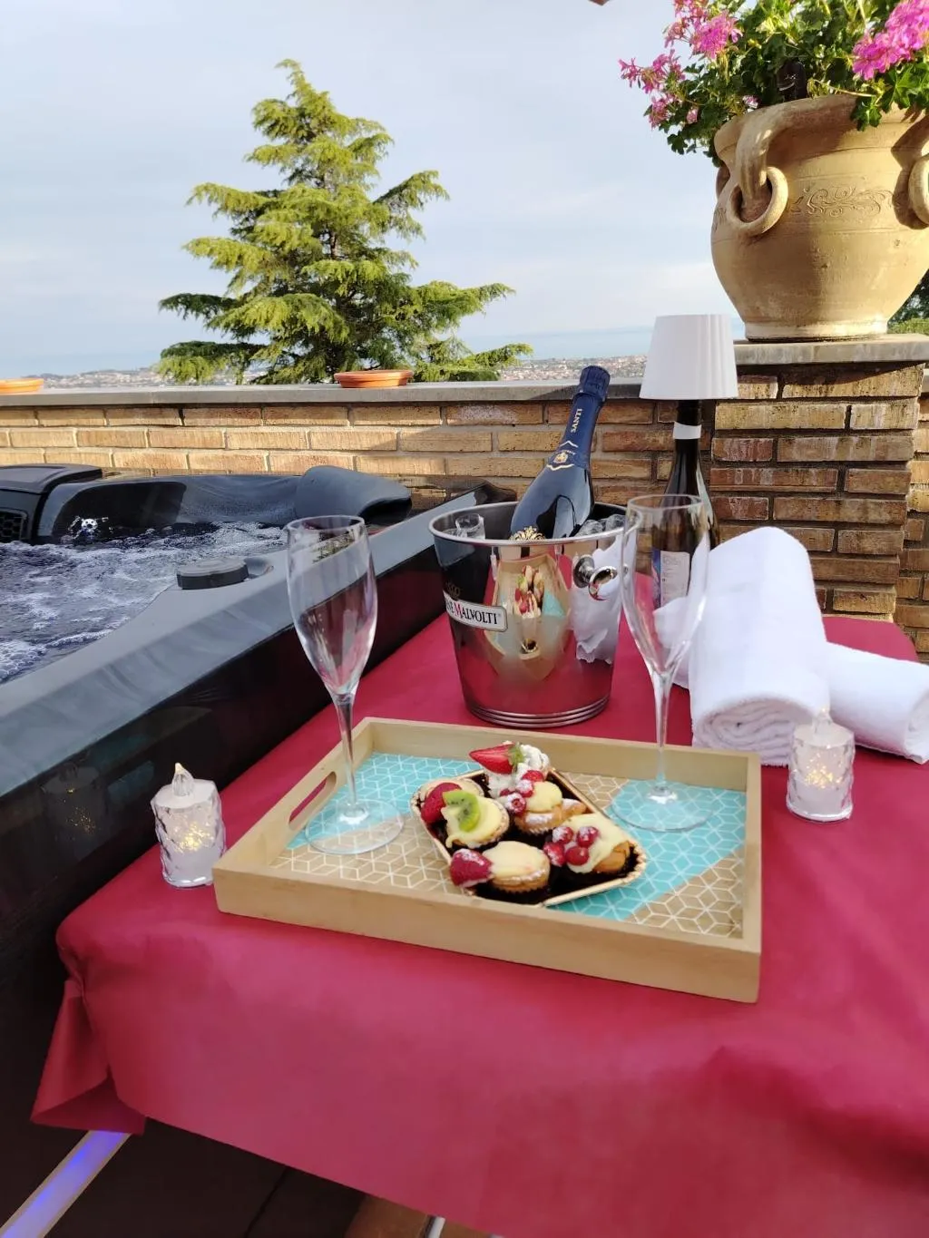 APARTMENT WITH JACUZZI WITH VIEWS Room, Etna Royal View, Catania