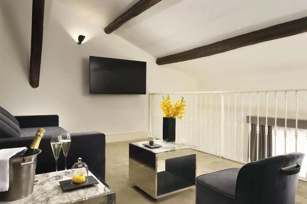 Room, The First Dolce, Rome