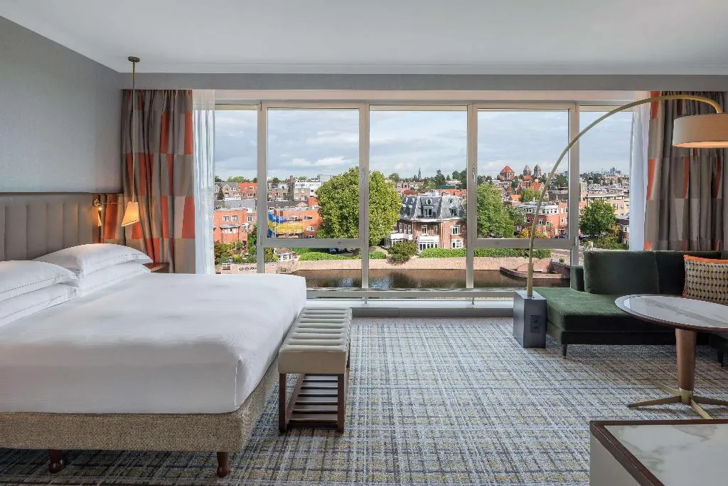 JUNIOR SUITE CANAL VIEW Room, Hilton Amsterdam, Amsterdam