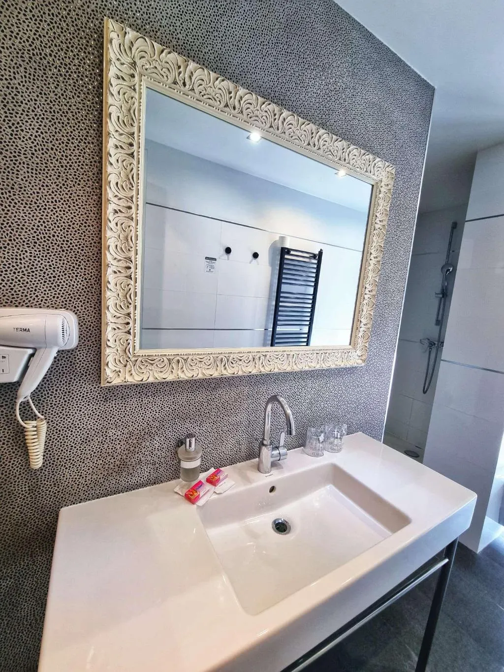 Room, San Antonio, Split