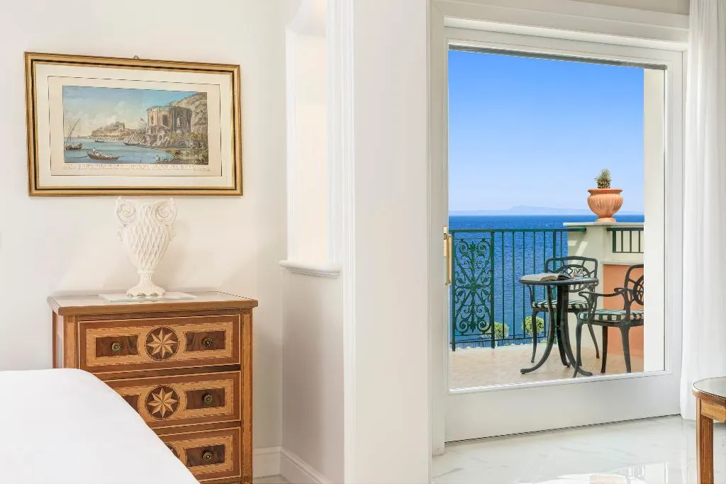 SUITE WITH JACUZZI WITH VIEWS Room, Grand Hotel Royal, Naples