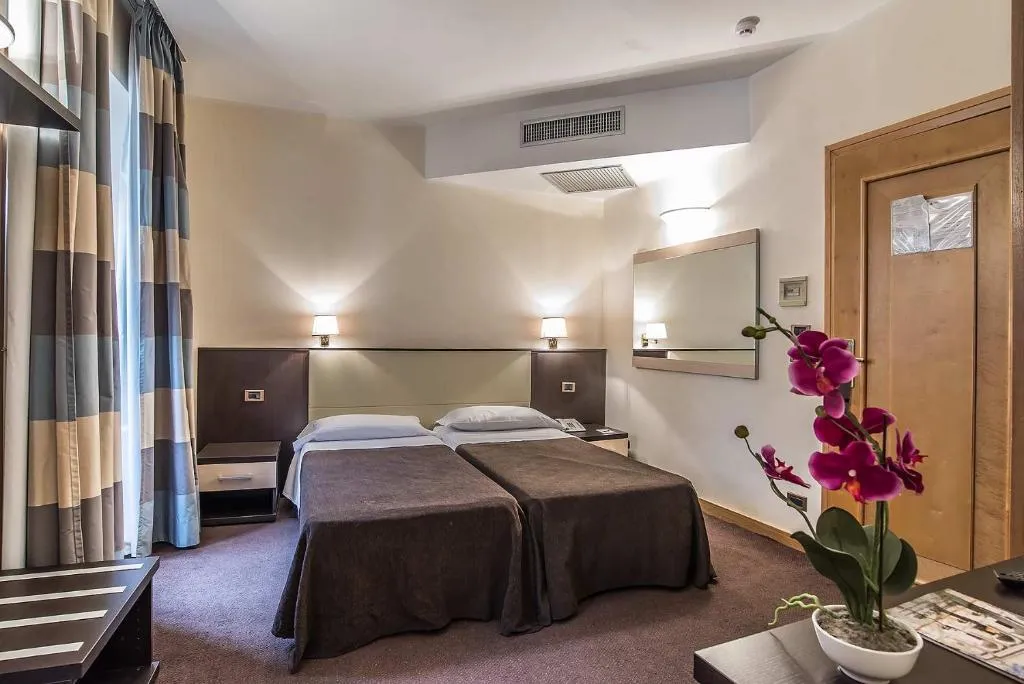 TRIPLE SUPERIOR Room, Tritone, Rome
