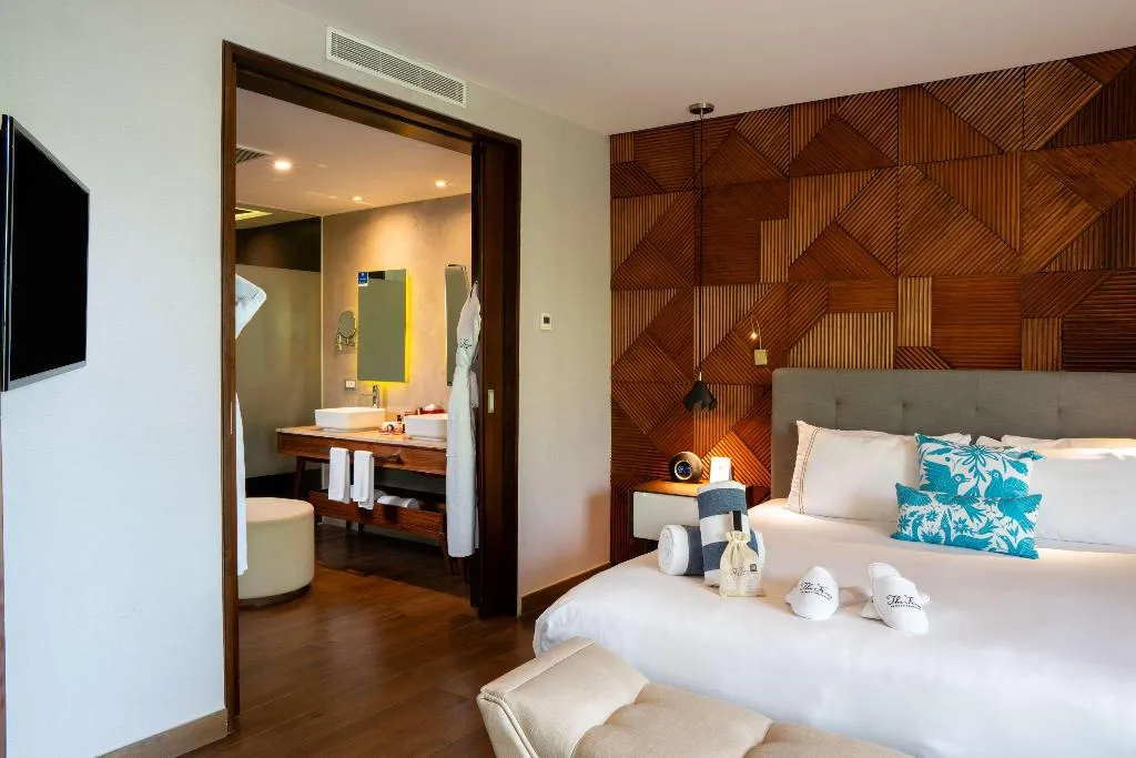 SUITE PARTIAL OCEAN VIEW ONE BEDROOM Room, The Fives Downtown Hotel, Curio by Hilton, Playa Del Carmen