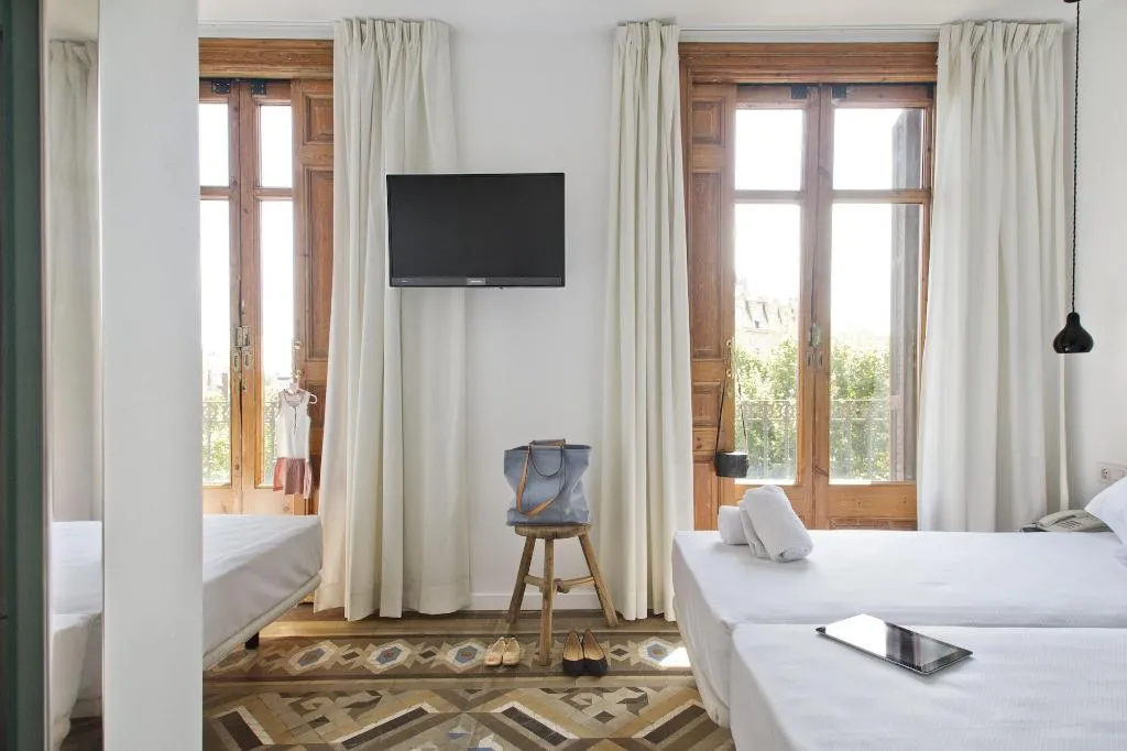 Room, Som Nit Triomf, Barcelona