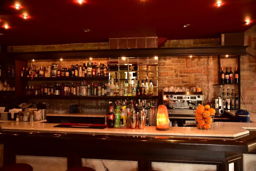 Bar, Mont Helmos, Athens