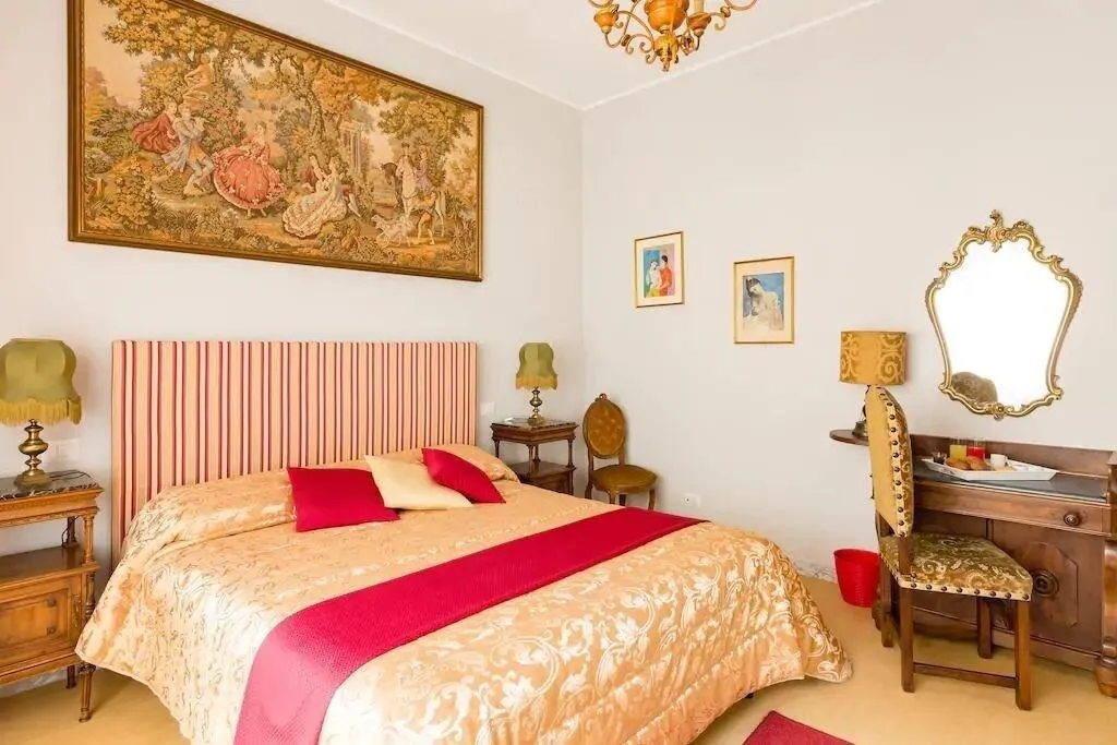 Room, Homs Sweet Home, Rome
