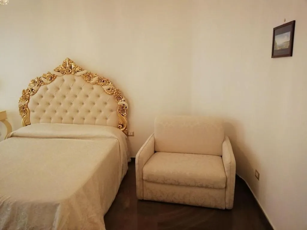 Room, Guesthouse Maria Francesca, Naples