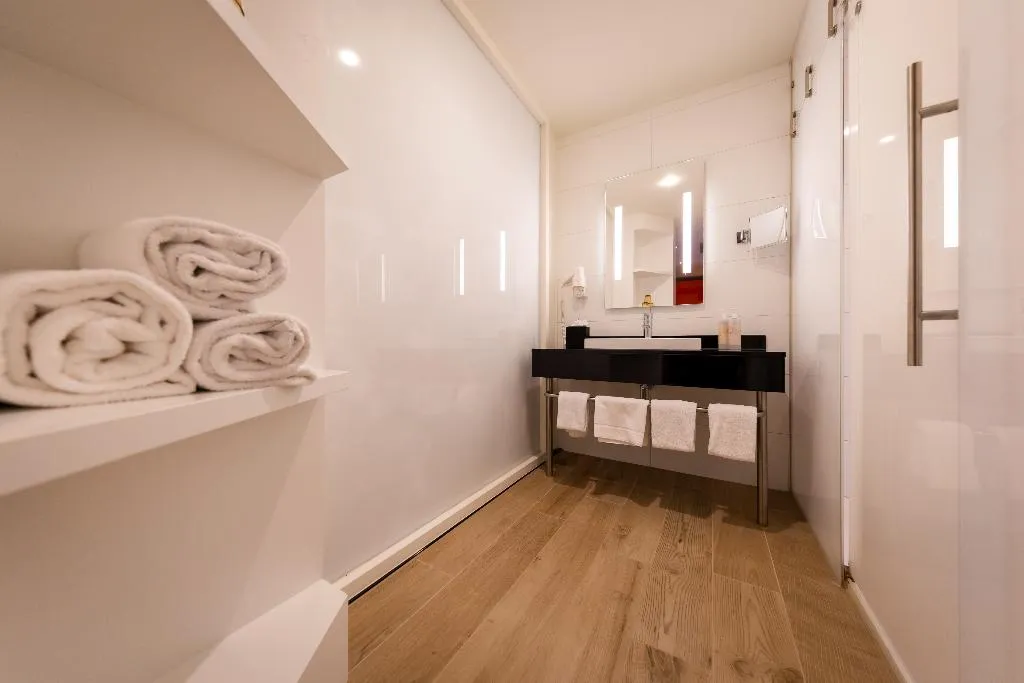 TRIPLE SUPERIOR Room, Van der Valk Hotel Schiphol, Amsterdam