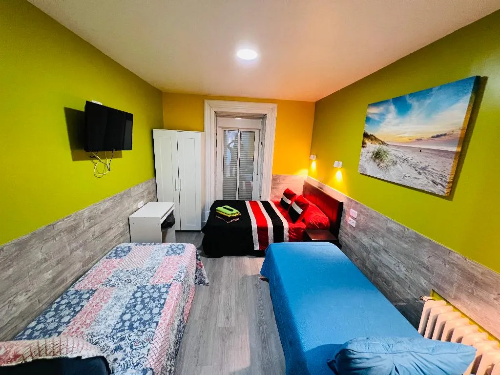 QUADRUPLE WITH SHARED BATHROOM Room, Hostal Numancia, Madrid