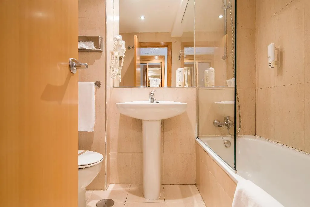 Room, Infanta Mercedes, Madrid
