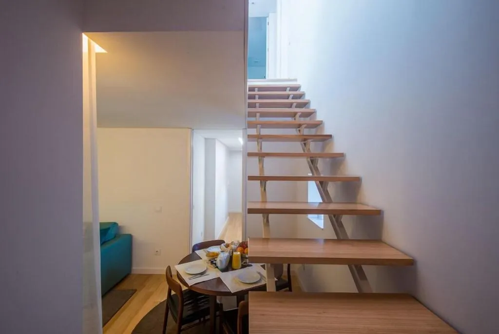 Room, Domum, Porto