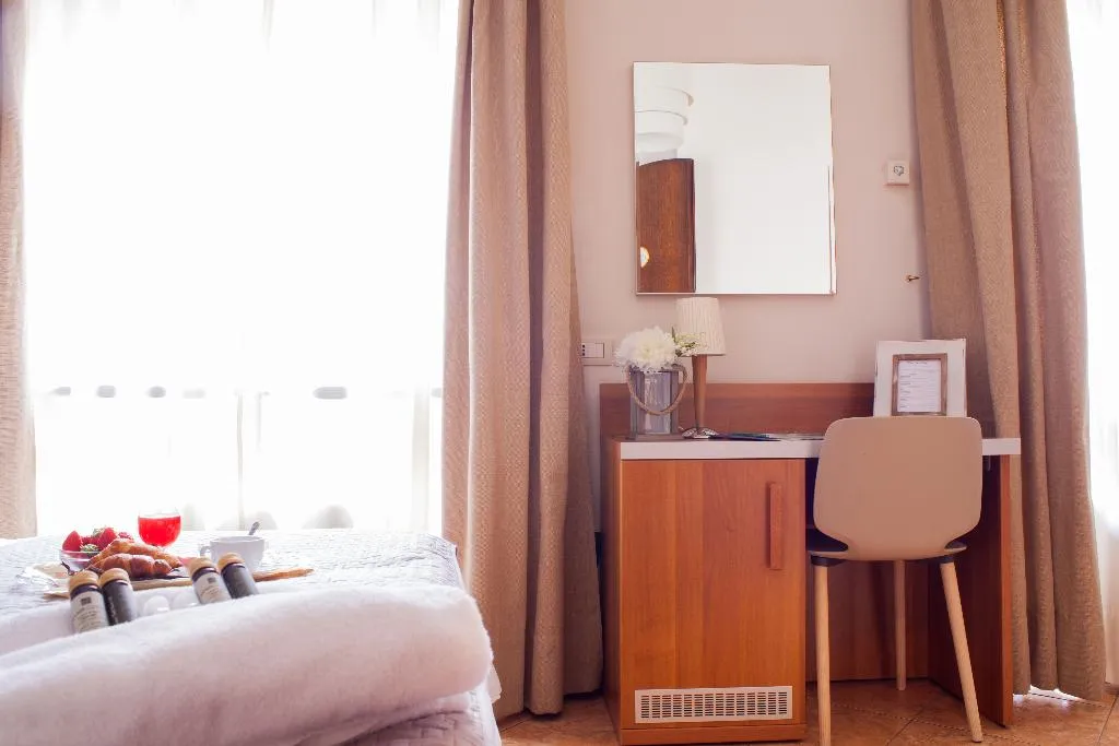 QUADRUPLE STANDARD Room, Ares Hotel Milano, Milan