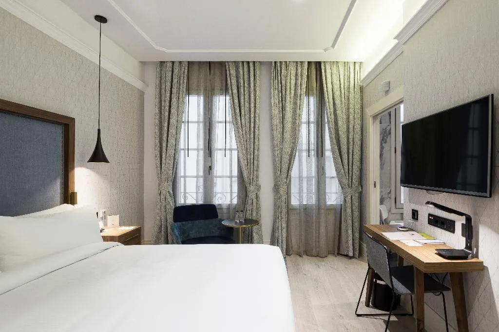 DOUBLE GUEST ROOM KING BED Room, Doubletree by Hilton Madrid Prado, Madrid