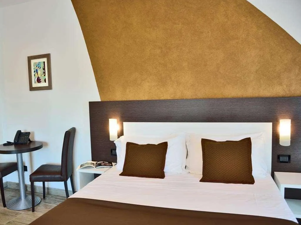 Room, Luxor Florence, Florence