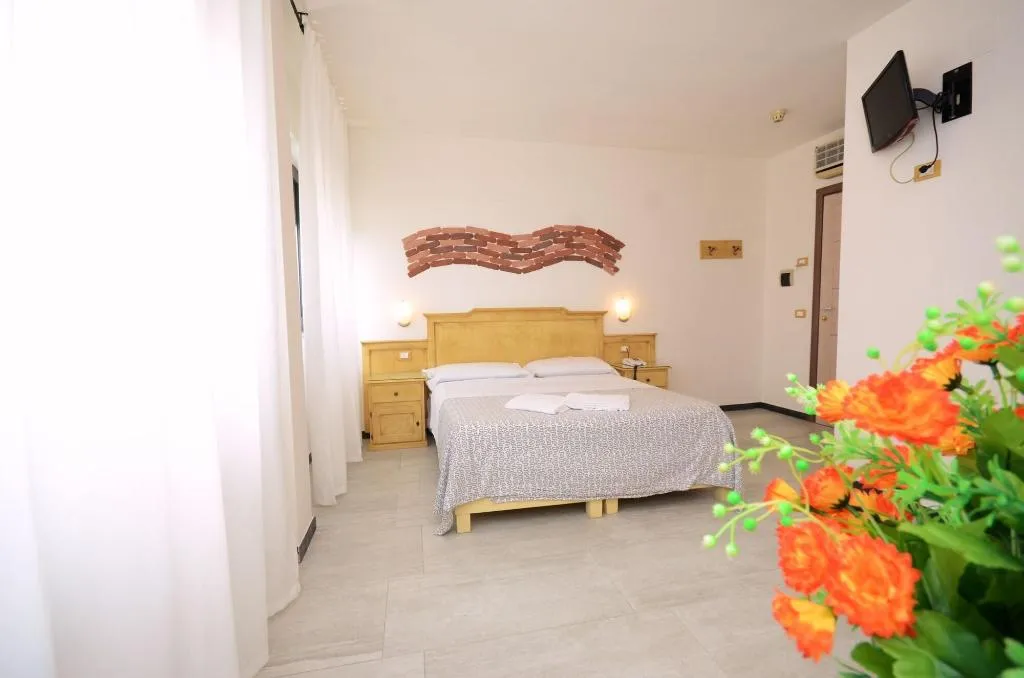 Room, Hotel Clinton, Naples