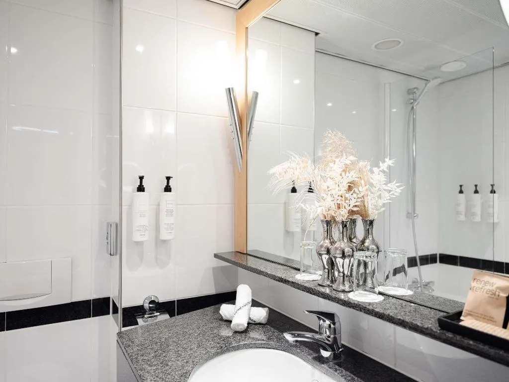 DOUBLE PREMIUM KING BED Room, Swissotel Amsterdam, Amsterdam