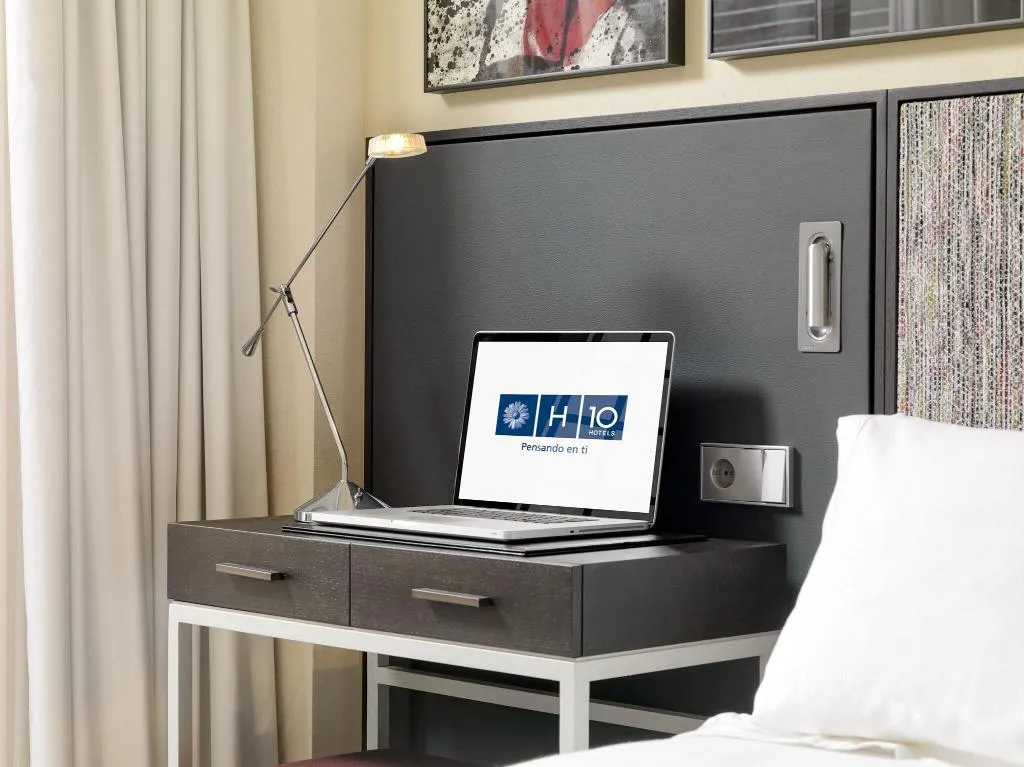 JUNIOR SUITE WITH DOUBLE BED Room, H10 Art Gallery, Barcelona