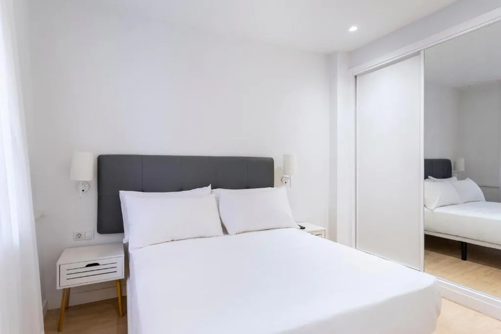 APARTMENT ONE BEDROOM Room, Apartamentos Metrópolis Sevilla, Seville