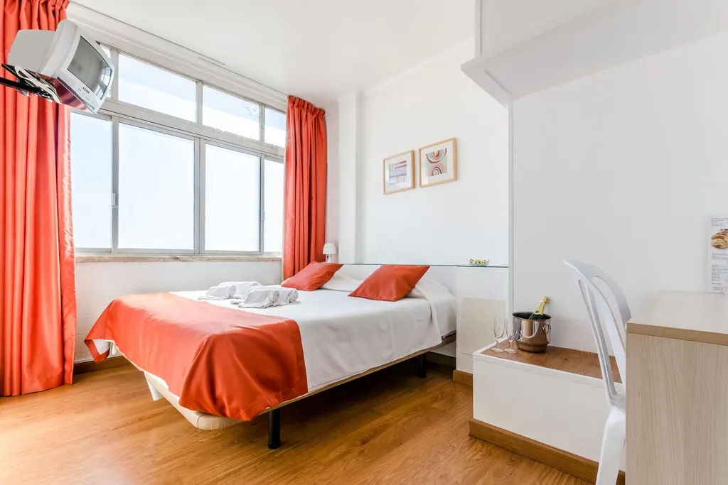 SINGLE WITH SHARED BATHROOM Room, Jardim da Amadora, Lisbon