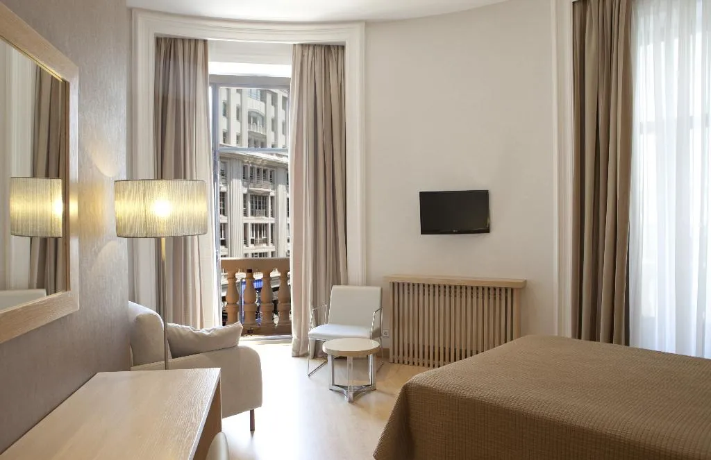 QUADRUPLE WITH VIEWS Room, Regente, Madrid