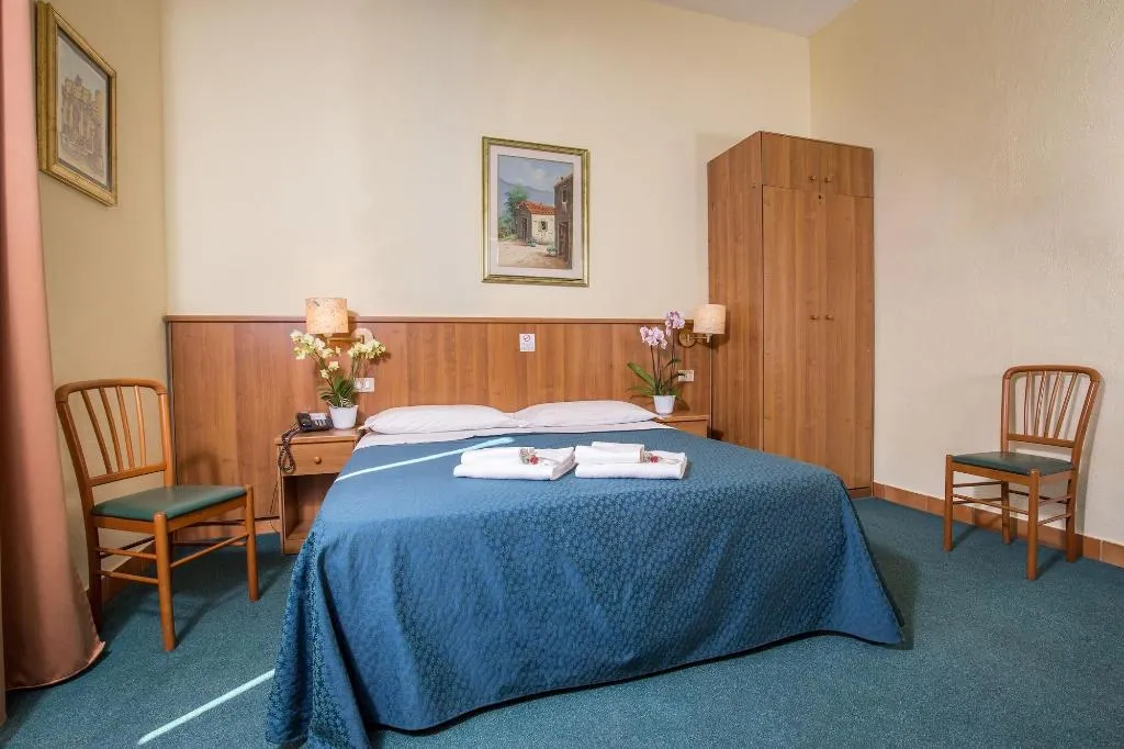 Room, Trastevere, Rome
