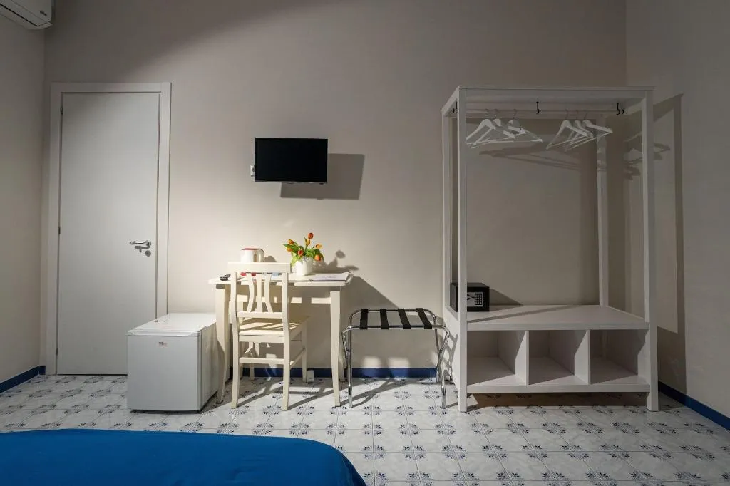 Room, The Reef, Naples