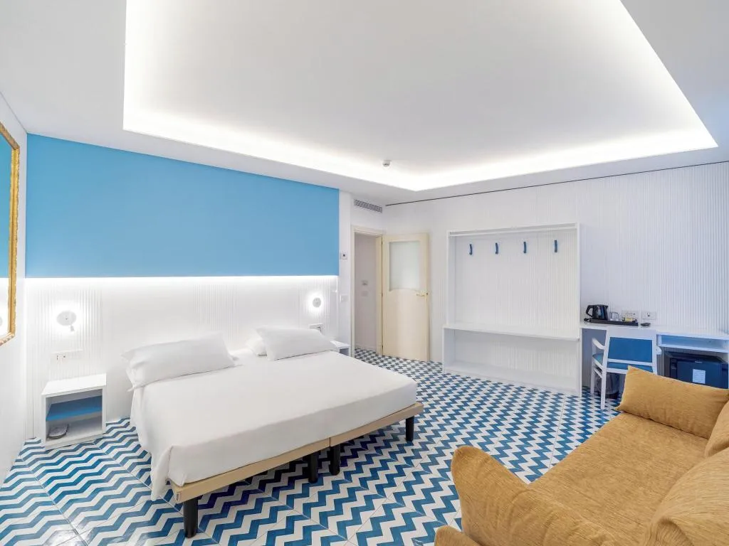 QUADRUPLE KING BED ONE BEDROOM  Room, Hotel Cristina, Naples