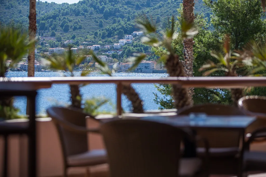 Bar, Issa, Split
