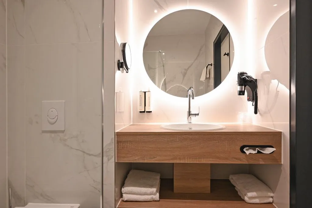 DOUBLE SUPERIOR KING BED Room, HOTEL ALKMAAR Bar & Restaurant Meeting & Events, Amsterdam