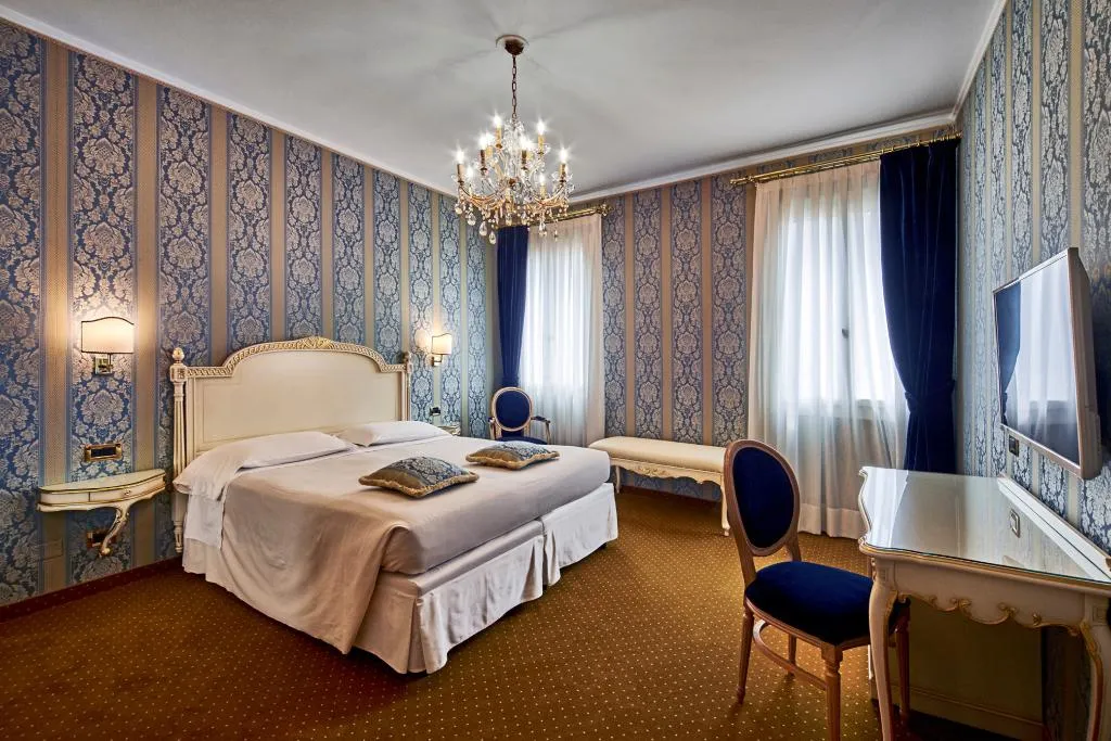 DOUBLE DELUXE CANAL VIEW Room, Gardena, Venice