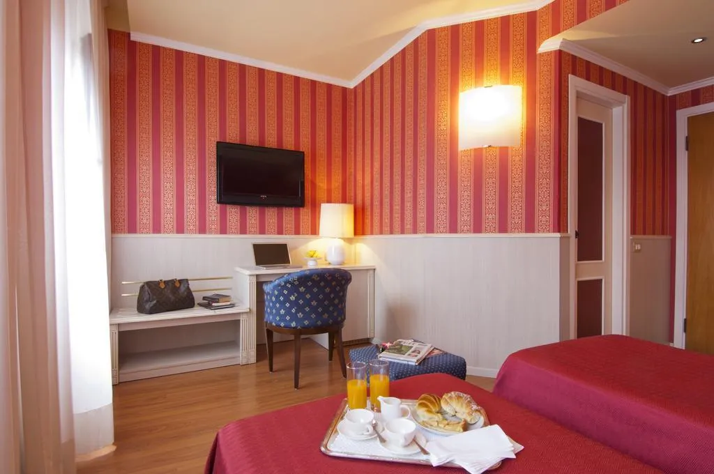 Room, Garda, Milan
