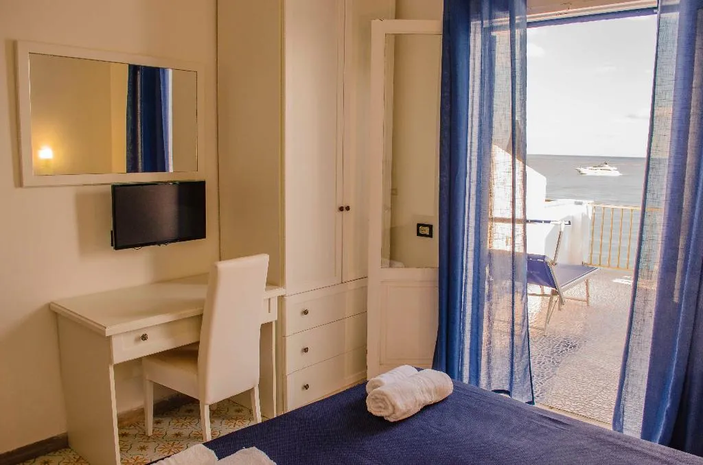 DOUBLE SUPERIOR SEA VIEW Room, Regina del Mare, Naples