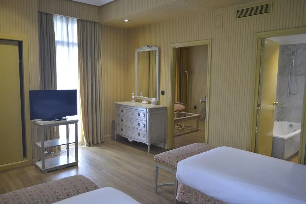 STUDIO WITH DOUBLE BED Room, Santos Agumar Atocha, Madrid