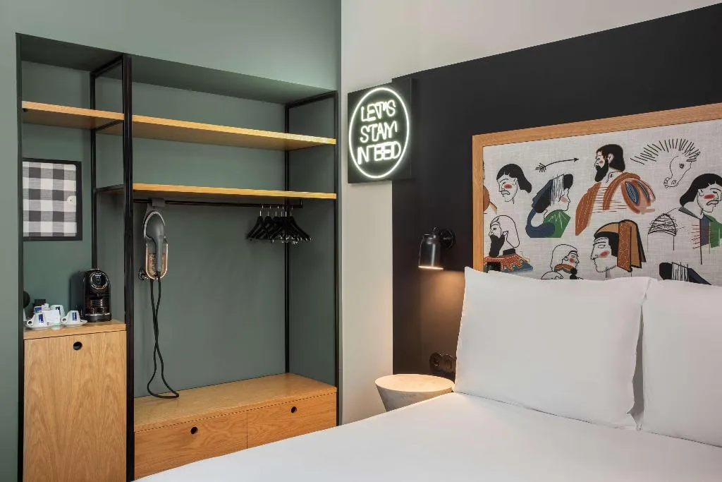 DOUBLE GUEST ROOM QUEEN BED Room, Se Catedral Hotel Porto, Tapestry Collection by Hi, Porto