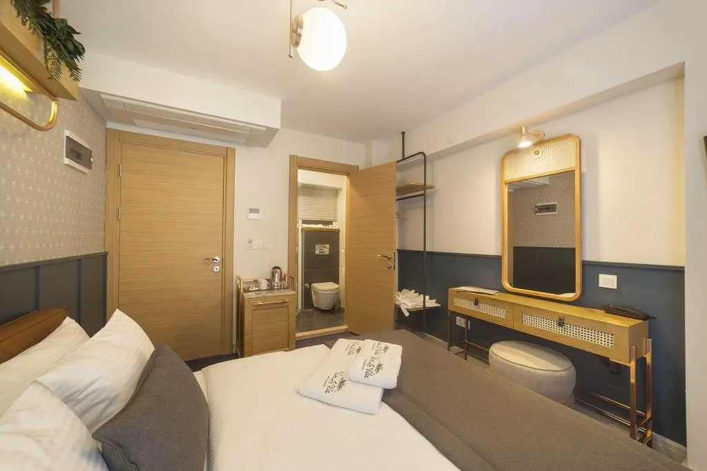 Room, Viva La Vita, Izmir