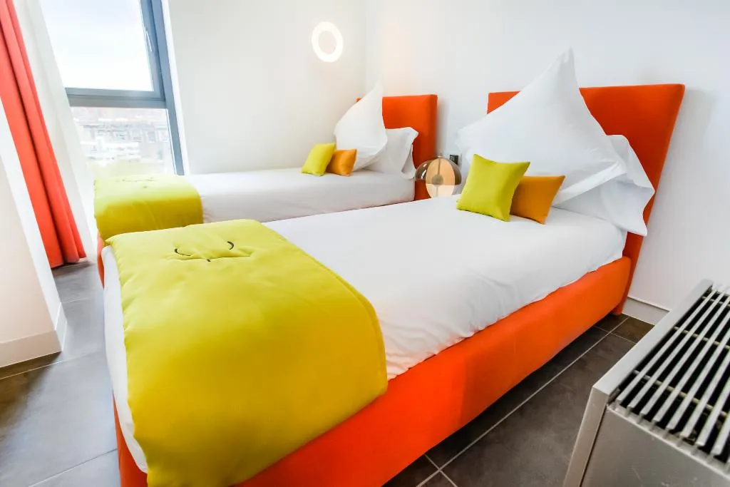 APARTMENT CAPACITY 6 THREE BEDROOM Room, Cosmo Apartments Sants, Barcelona