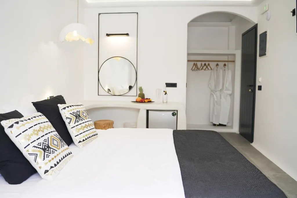 DOUBLE DELUXE WITH JACUZZI Room, King'S Suites, Santorini