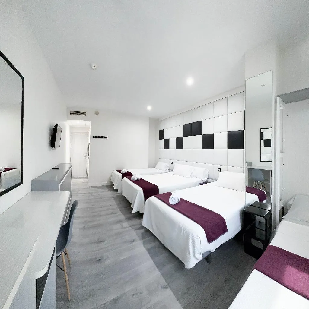 FAMILY ROOM CAPACITY 4 Room, Avenida de España, Madrid