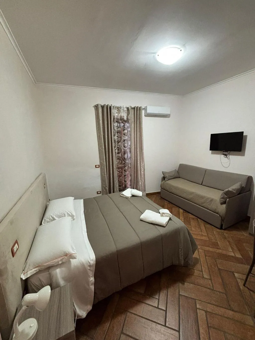 Room, Home To Fly, Naples