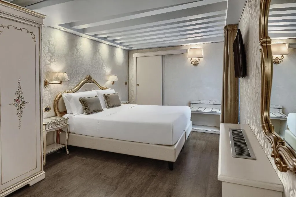 Room QUEEN SIZE BED Room, Hotel Olimpia Venice, BW Signature Collection, Venice