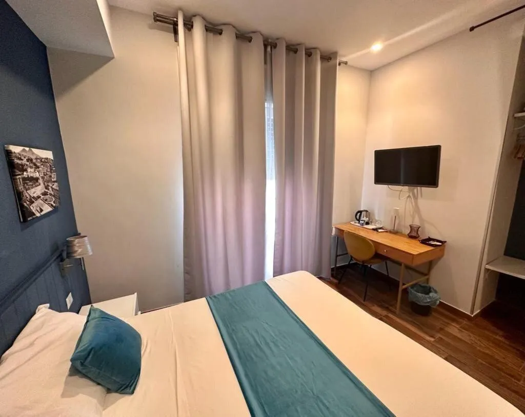Room, Botanique, Naples
