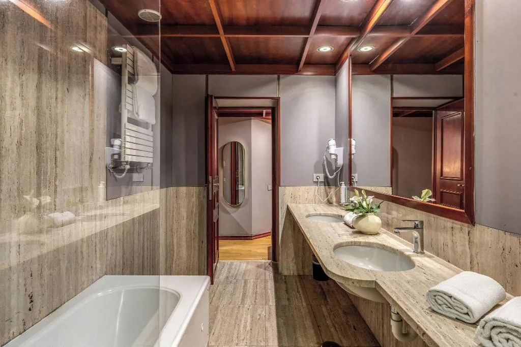 DOUBLE SUPERIOR QUEEN BED Room, Madison, Rome