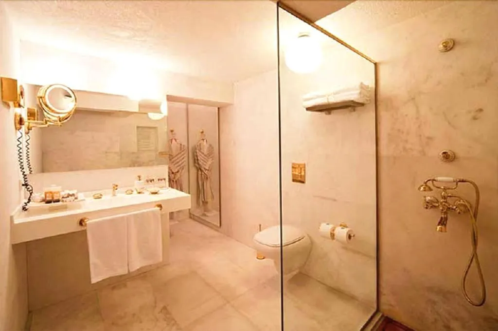 Room, Sabrina's Haus, Dalaman