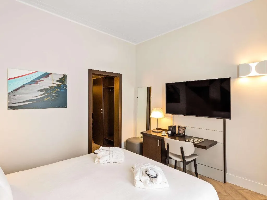 DOUBLE WITH DOUBLE BED Room, Mercure Napoli Centro Angioino, Naples