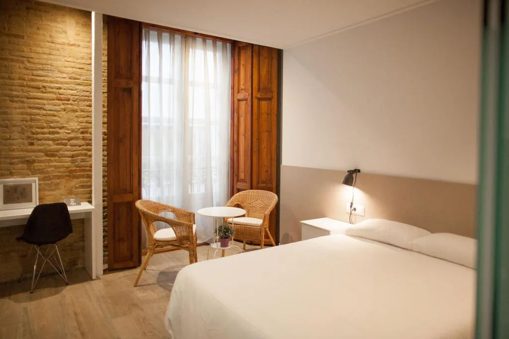 Room, Host & Home, Valencia