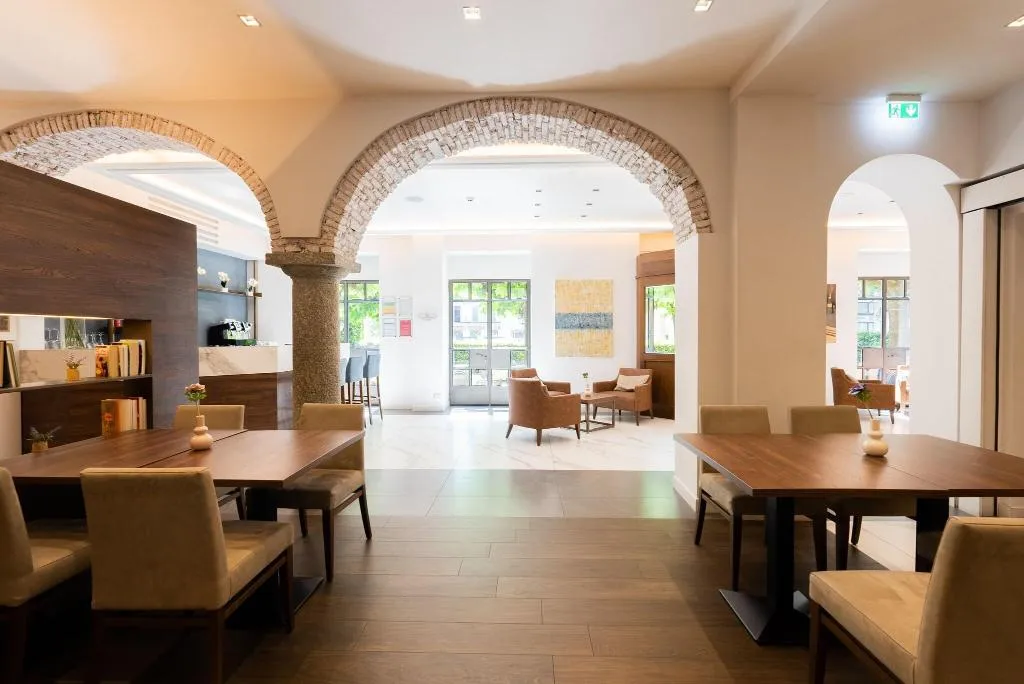 Bar, Albergo Centrale, Milan