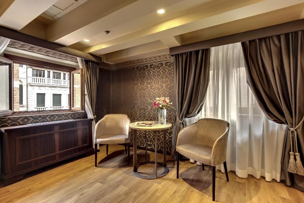 JUNIOR SUITE STANDARD Room, Dona Palace, Venice
